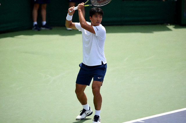 网球比赛场地与运动员准备发球