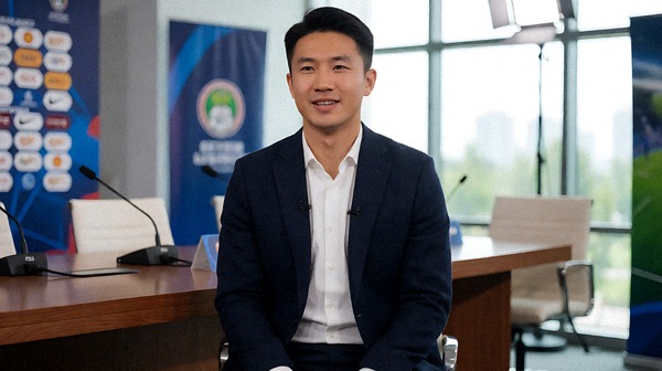 体育新闻发布现场，媒体记者采访赛事相关话题