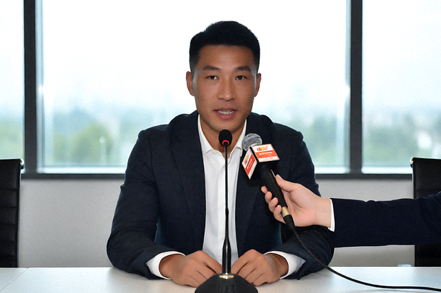赛前新闻发布会上教练接受采访的场景