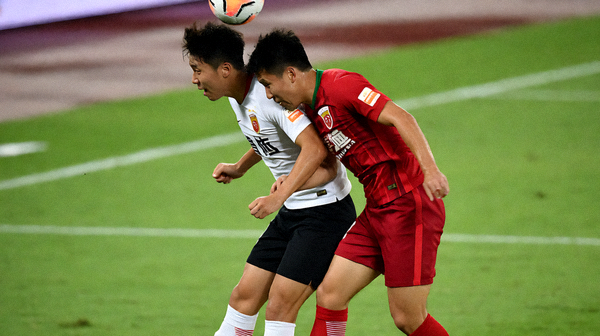 足球联赛比赛中球员在禁区内争抢头球瞬间